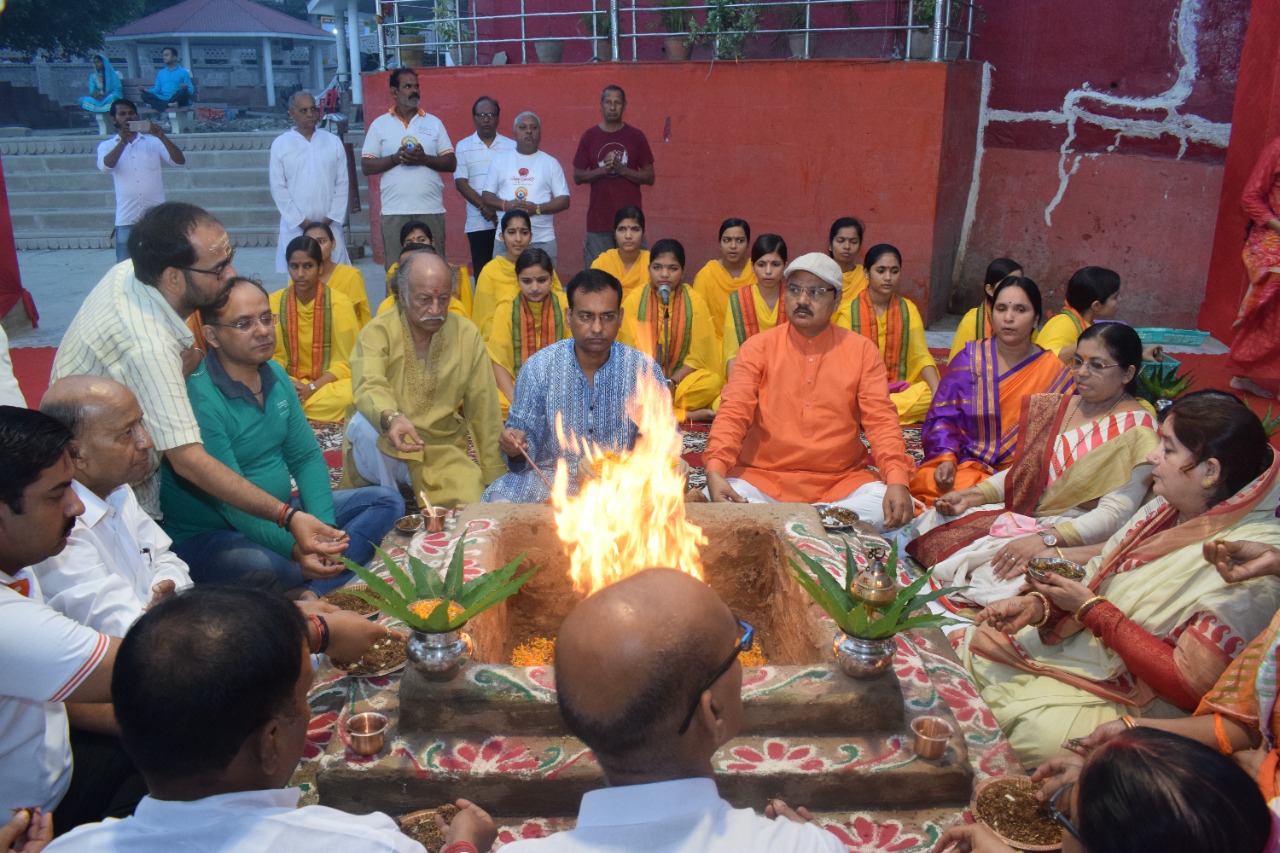 Priests on platforms during Ganga Aarti Priests performing Ganga Aarti with platforms