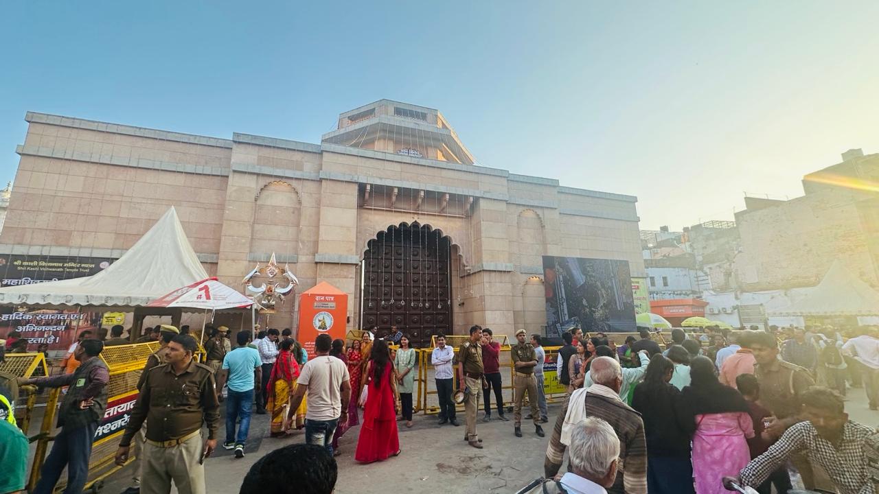 Kashi Vishwanath Temple with devotees Kashi Vishwanath Temple exterior
